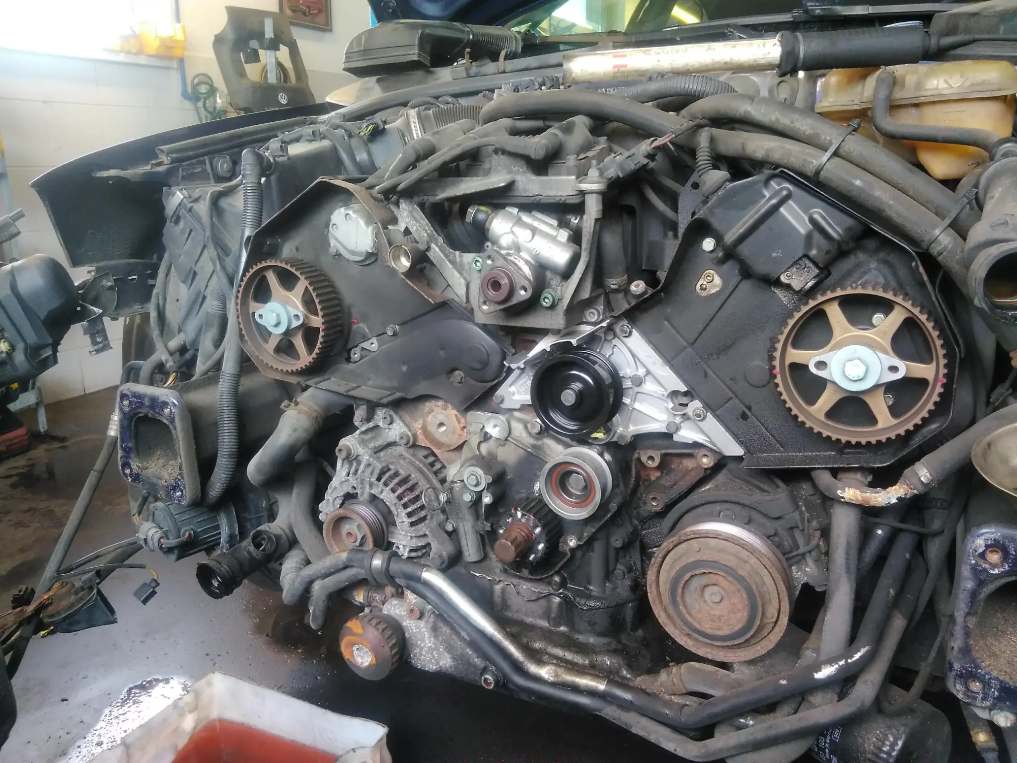 rozebrany silnik samochodowy podczas naprawy mechanicznej NAMAAR Tychy